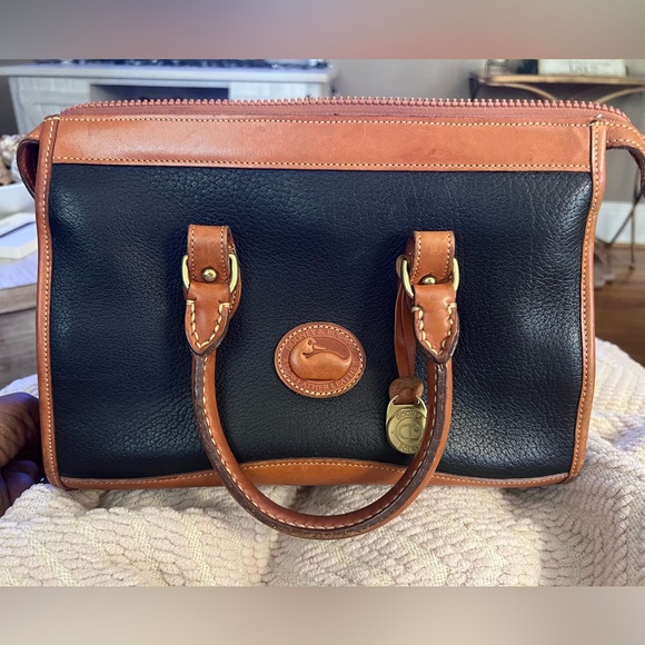 Dooney & Bourke Vintage Satchel Doctors bag pebbled leather buckle all weather - Picture 1 of 5